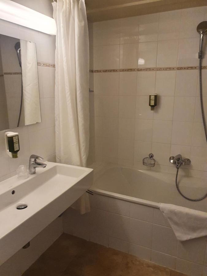L'Hotel By Hostellerie Du Chateau โรลเลอ ภายนอก รูปภาพ