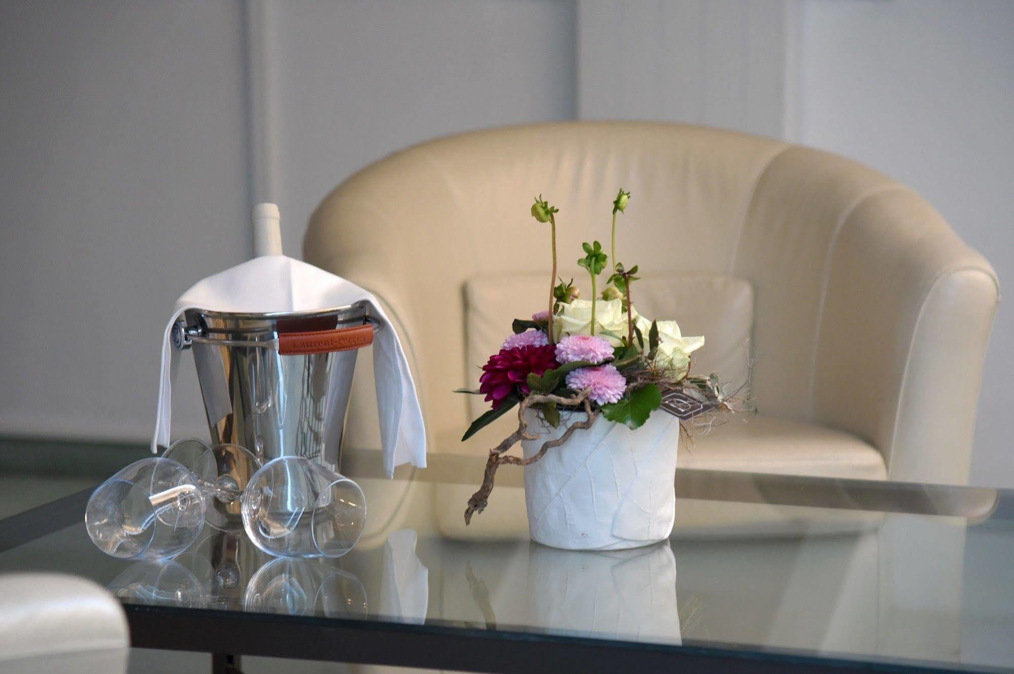 L'Hotel By Hostellerie Du Chateau โรลเลอ ภายนอก รูปภาพ